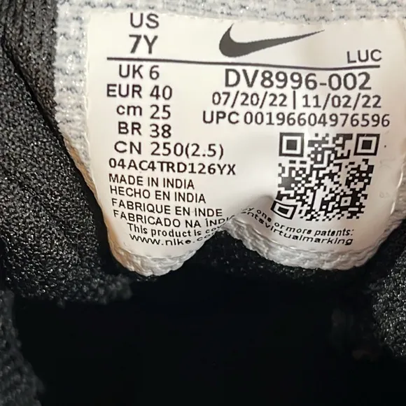 NIKE Team Hustle D 11 Big Kids' Basketball Shoes Black &amp; White Size 7Y NEW