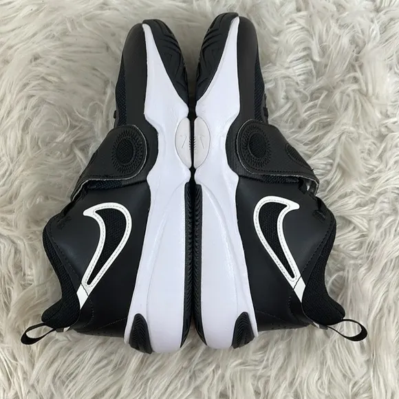 NIKE Team Hustle D 11 Big Kids' Basketball Shoes Black &amp; White Size 7Y NEW