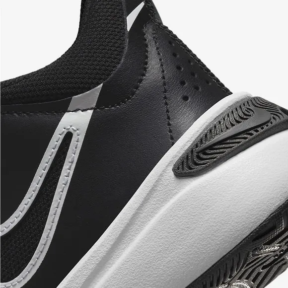 NIKE Team Hustle D 11 Big Kids' Basketball Shoes Black &amp; White Size 7Y NEW