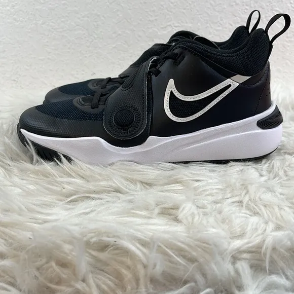 NIKE Team Hustle D 11 Big Kids' Basketball Shoes Black &amp; White Size 7Y NEW