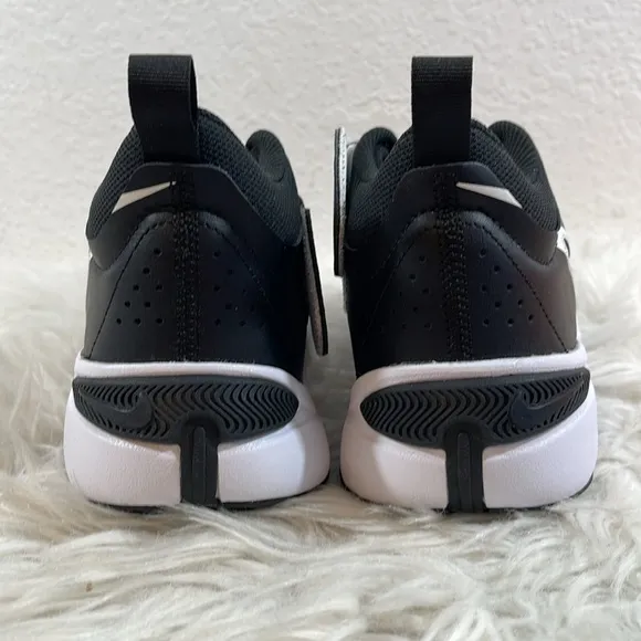 NIKE Team Hustle D 11 Big Kids' Basketball Shoes Black &amp; White Size 7Y NEW