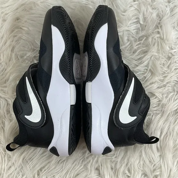 NIKE Team Hustle D 11 Big Kids' Basketball Shoes Black &amp; White Size 7Y NEW