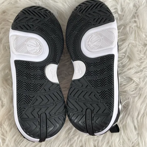 NIKE Team Hustle D 11 Big Kids' Basketball Shoes Black &amp; White Size 7Y NEW