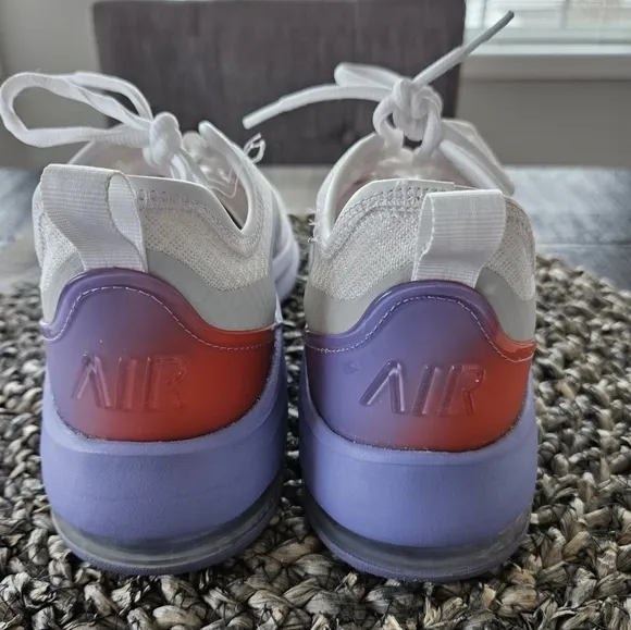 Nike Women's Air Max Motion 2