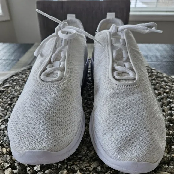 Nike Women's Air Max Motion 2