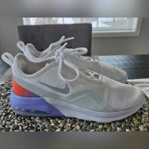 Nike Women's Air Max Motion 2