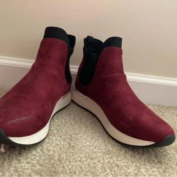 NWOB Kenneth Cole REACTION Women's Cameron Chelsea Jogger Sneaker Burgundy 9