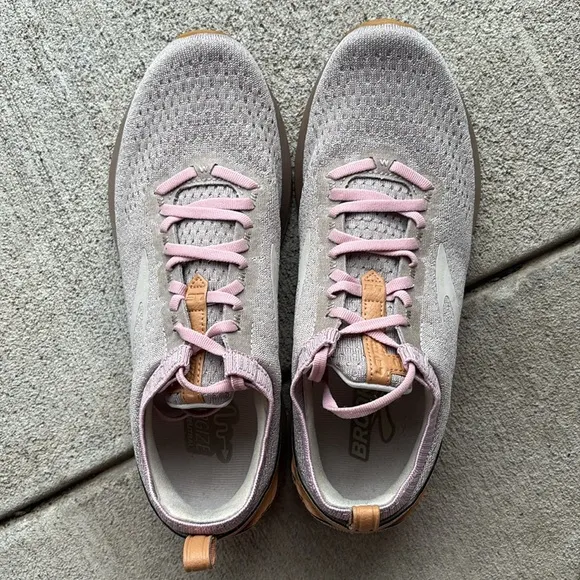 NWOT Brooks Levitate 2 Limited Edition Le Pink Running Shoes size 10