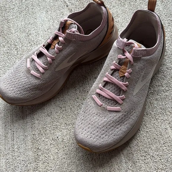 NWOT Brooks Levitate 2 Limited Edition Le Pink Running Shoes size 10