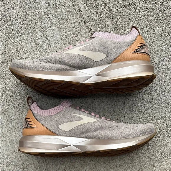 NWOT Brooks Levitate 2 Limited Edition Le Pink Running Shoes size 10