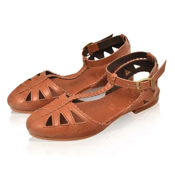 NWOT ELF Made By Hand Bounty T-strap Leather Sandals Vintage Camel Tan Women 11
