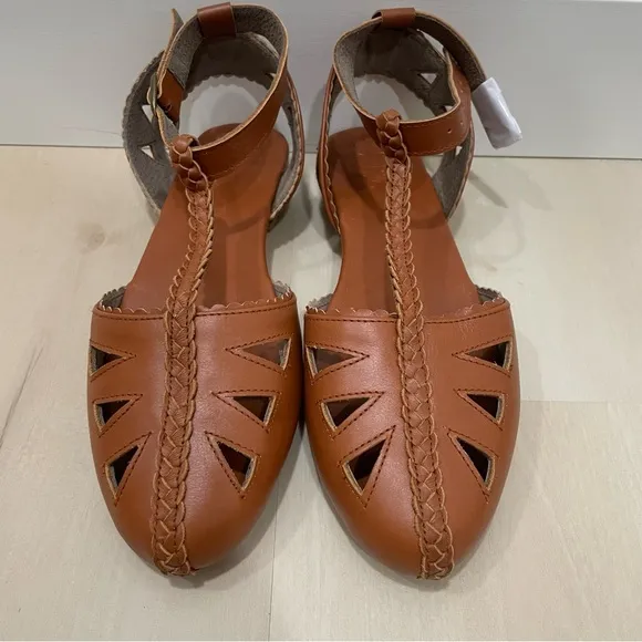 NWOT ELF Made By Hand Bounty T-strap Leather Sandals Vintage Camel Tan Women 11