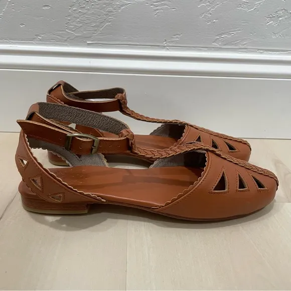 NWOT ELF Made By Hand Bounty T-strap Leather Sandals Vintage Camel Tan Women 11