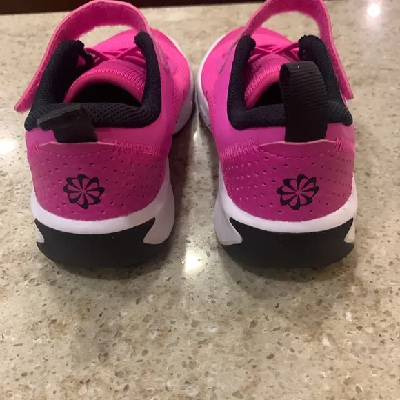 NWOT Nike Omni Multi-Court Pink Indoor Sneakers Size 13.5