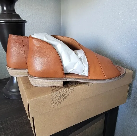 NWT! FP Sandals - Tan - 37.5