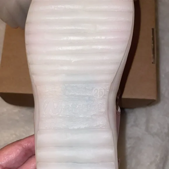 NWT NATURINO SEE Half-closed laminated leather sandals in Pink