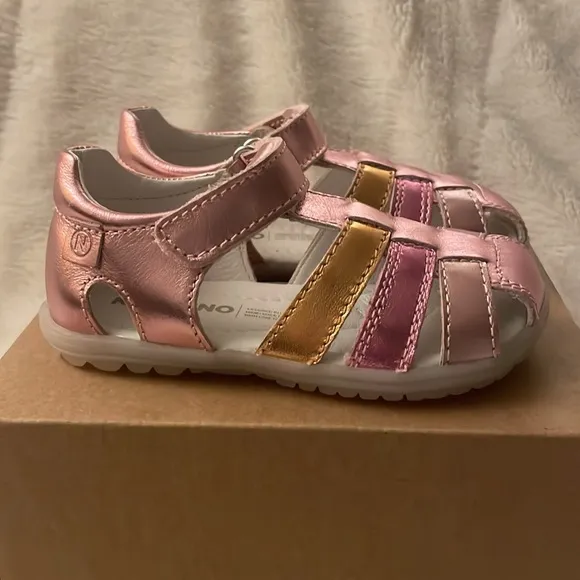 NWT NATURINO SEE Half-closed laminated leather sandals in Pink