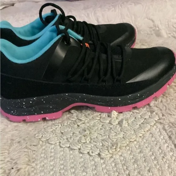 NWT Size 8 Skora sneakers, hiking shoes, suede trim