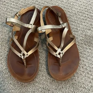 OluKai Gold Sandals EUC