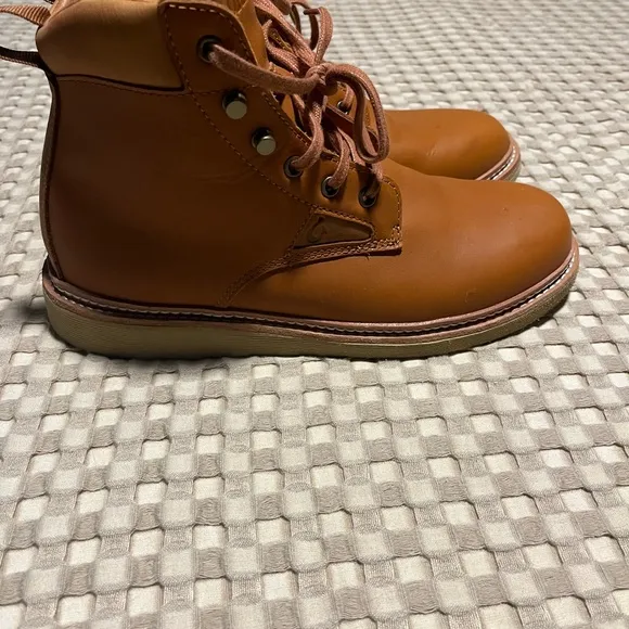 OluKai KilaKila men’s boots sz 9