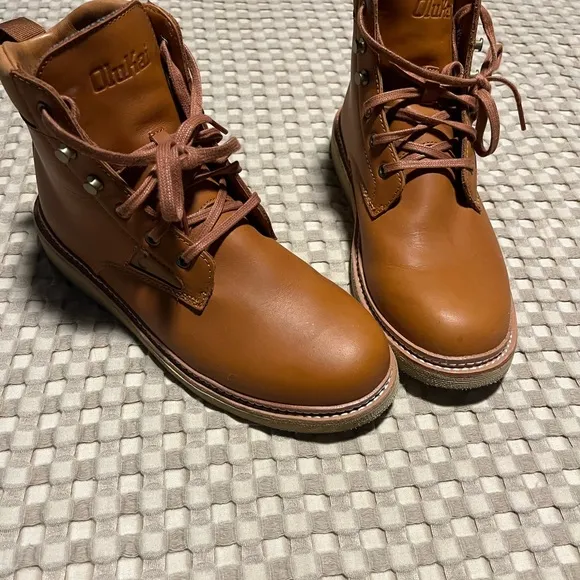 OluKai KilaKila men’s boots sz 9