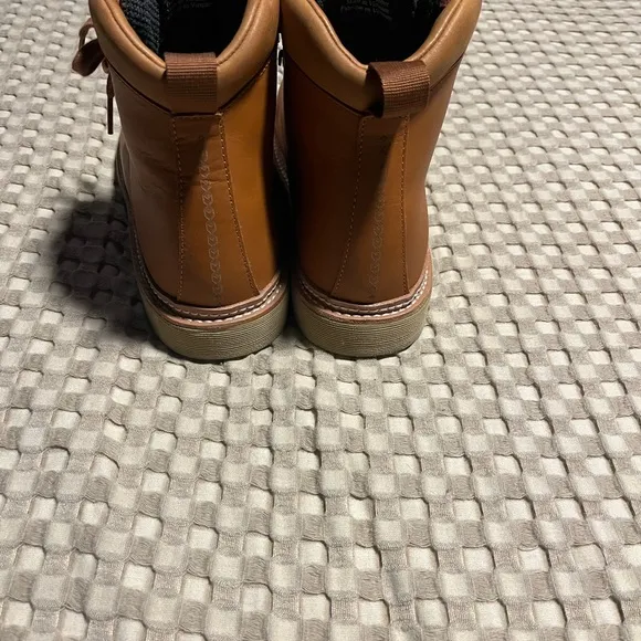OluKai KilaKila men’s boots sz 9