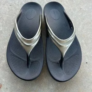 Oofos Oolala Black Recover Sandals Women’s 11