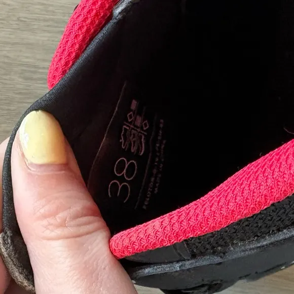 Peloton Size 38 kids (size 6 women’s) Indoor Cycling Shoes with Cleats