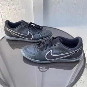 Pre- Owned Men Nike Tiempo Legend 9 Club Indoor Soccer Shoes DA1189-004 Size 7