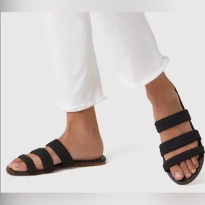 Rothy’s 💥retired 💥 black triple band sandals