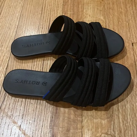 Rothy’s 💥retired 💥 black triple band sandals