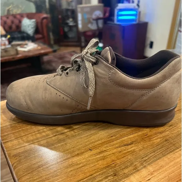 SAS “Free Time” sage leather sneakers size 10 in GUC