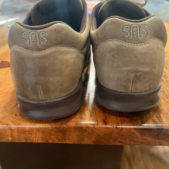 SAS “Free Time” sage leather sneakers size 10 in GUC