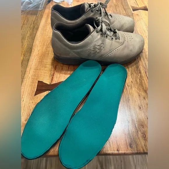 SAS “Free Time” sage leather sneakers size 10 in GUC