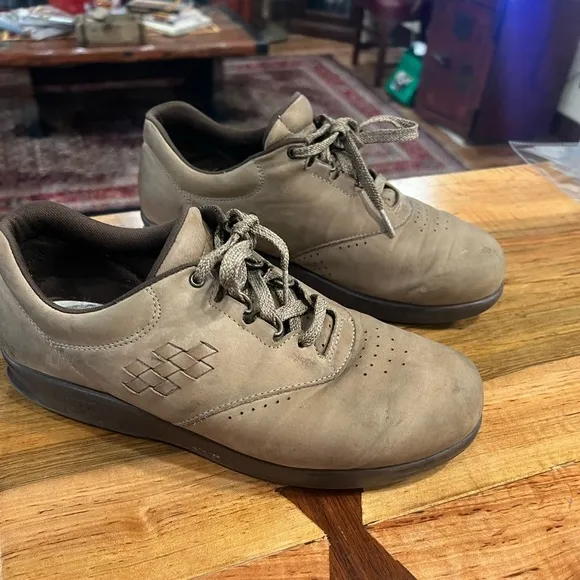 SAS “Free Time” sage leather sneakers size 10 in GUC