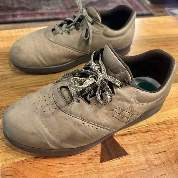 SAS “Free Time” sage leather sneakers size 10 in GUC