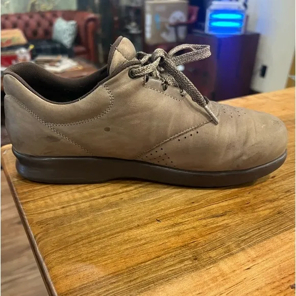 SAS “Free Time” sage leather sneakers size 10 in GUC