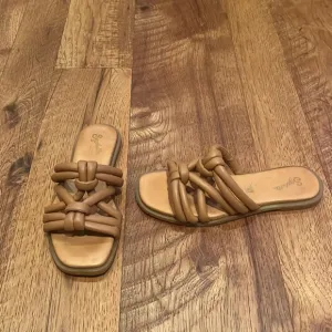 Seychelles Woman’s Brown Sandals Size 6