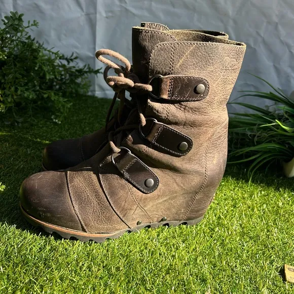 Sorel Joan waterproof Of Arctic Wedge Mid women Sz 8 gently usedBrown Taupe