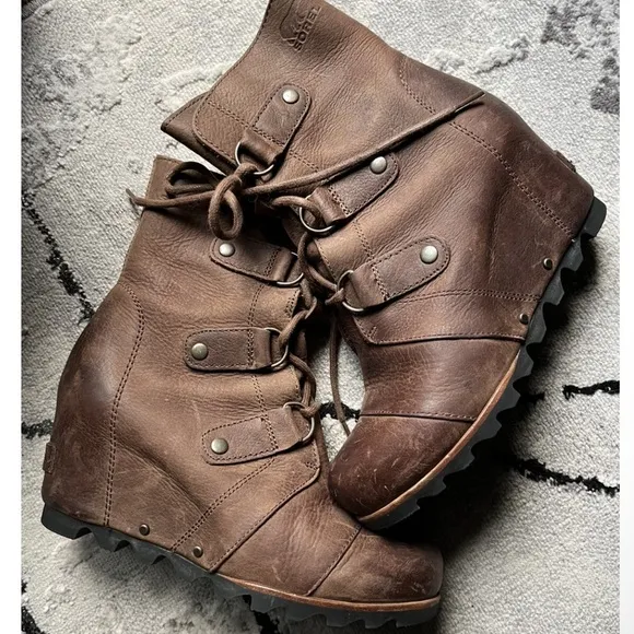 Sorel Joan waterproof Of Arctic Wedge Mid women Sz 8 gently usedBrown Taupe