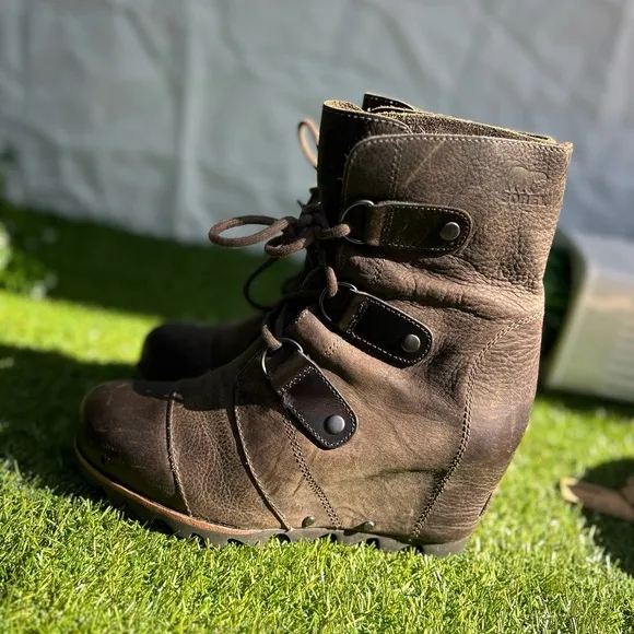 Sorel Joan waterproof Of Arctic Wedge Mid women Sz 8 gently usedBrown Taupe