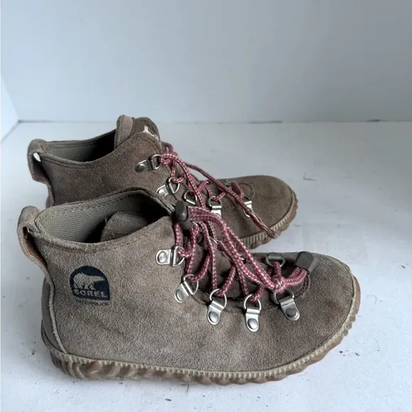 Sorel Kid's Out N About Conquest Boots Waterproof hiker-inspired boots. Size 4