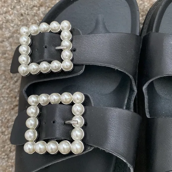 Steve Madden Pearl Buckle Sandals