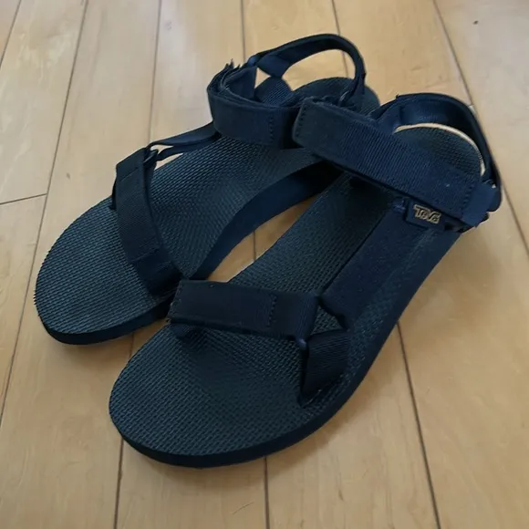 Teva Black original universal sandals, women’s size 8