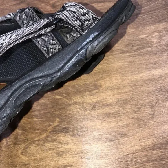 Teva size 8 black camo sandals