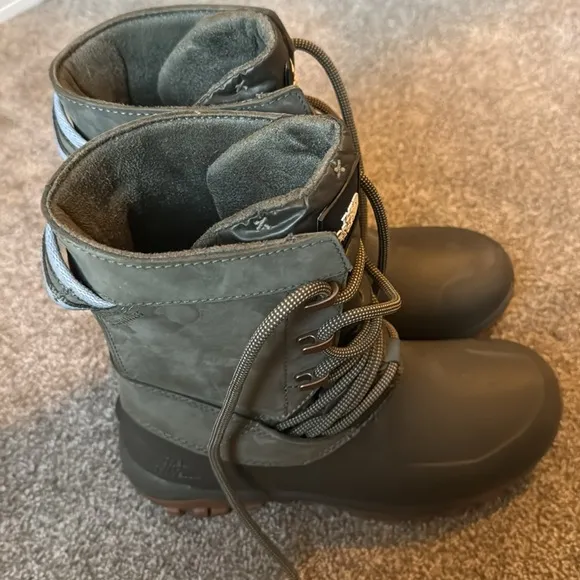 The North Face Women’s Yukiona Mid Boots