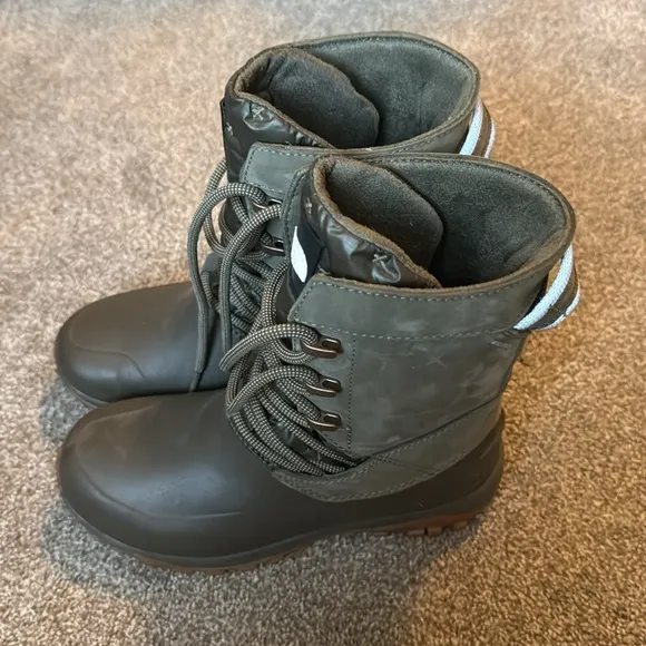 The North Face Women’s Yukiona Mid Boots