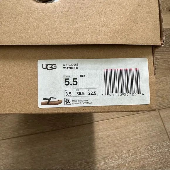 Ugg Ayden sandals