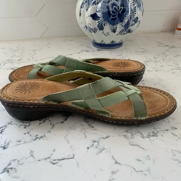 UGG leather woman’s Sandals size 7  NWOT