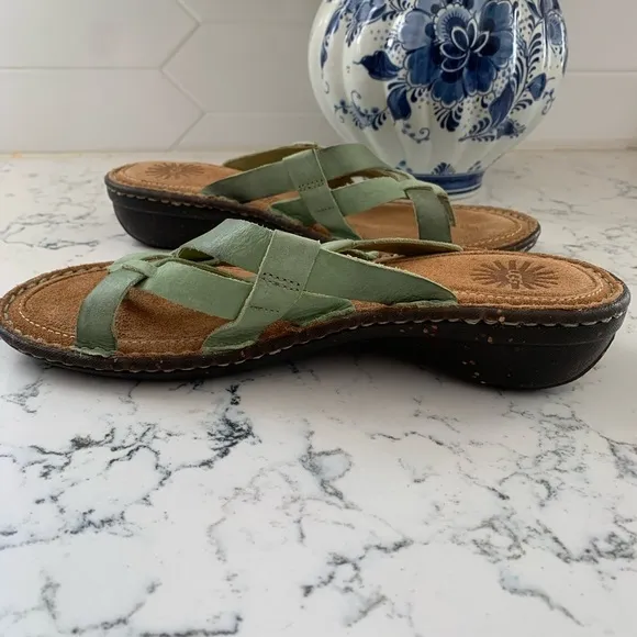 UGG leather woman’s Sandals size 7  NWOT